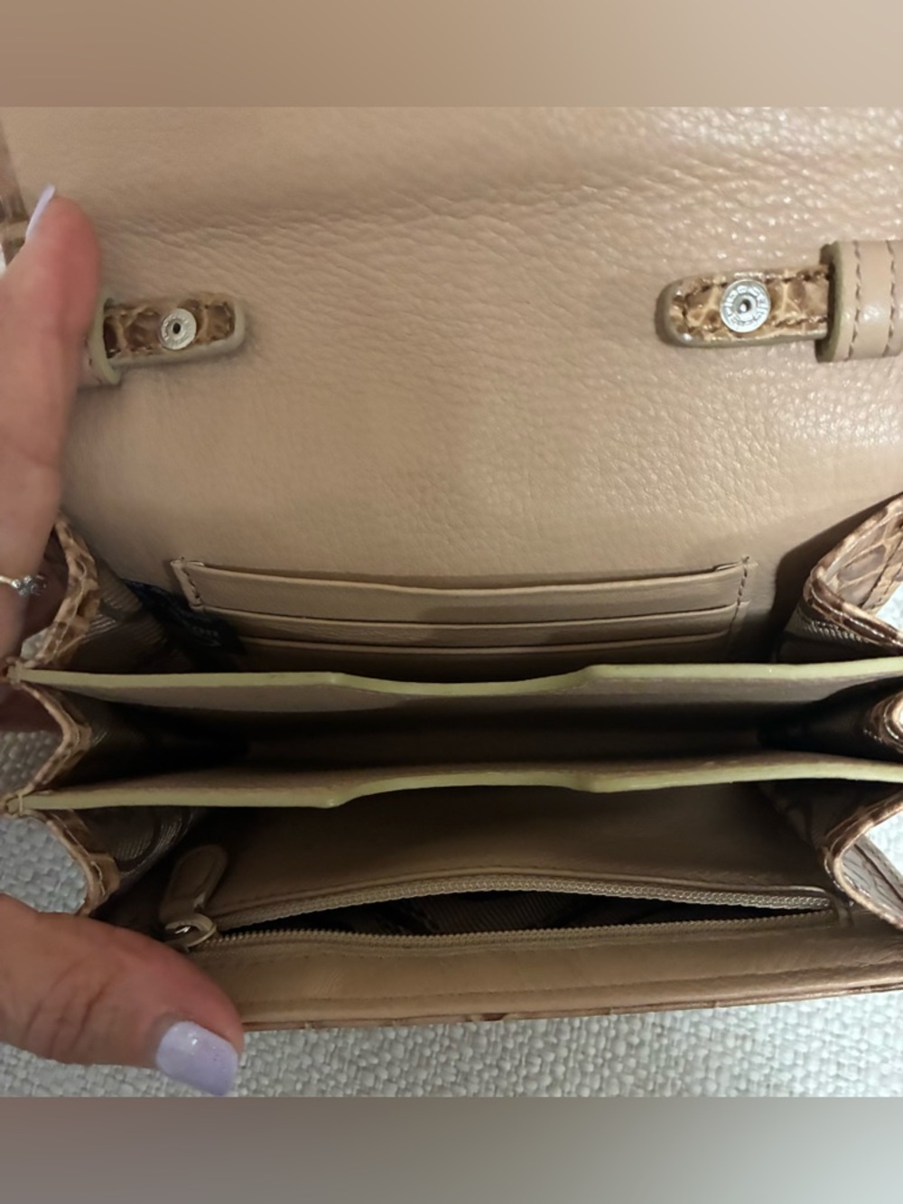 Brighton EUC Crocodile Embossed
Genuine Leather Slim
Crossbody Bag/ Wallet Toast - Picture 12 of 16